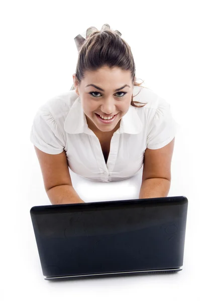 Mulher sorridente com laptop no chão — Fotografia de Stock