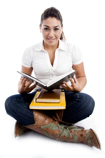 Молодая студентка со своими блокнотами — стоковое фото