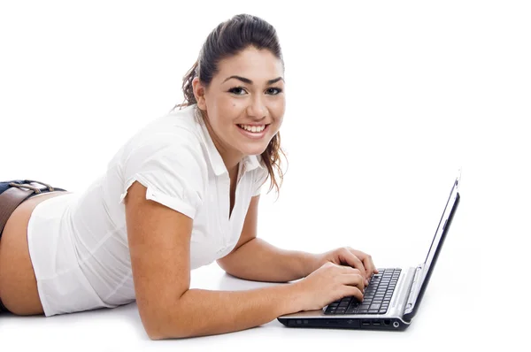 Красивая женщина работает на ноутбуке — стоковое фото