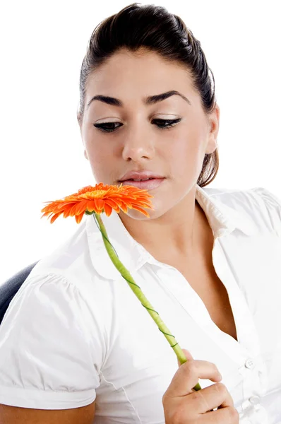 Piękna kobieta, patrząc na kwiat — Zdjęcie stockowe