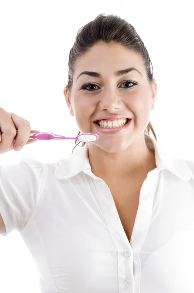 Νεαρή γυναίκα εκμετάλλευση οδοντόβουρτσα — Φωτογραφία Αρχείου