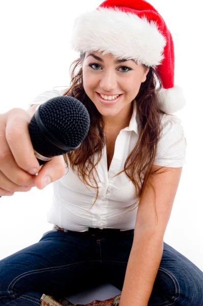 Modelo feminino mostrando microfone — Fotografia de Stock