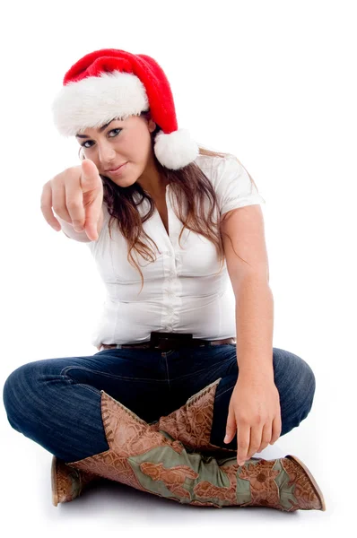 Puntando donna con cappello di Natale — Foto Stock