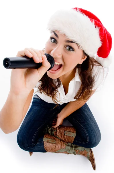 Modelo segurando karaoke em microfone — Fotografia de Stock