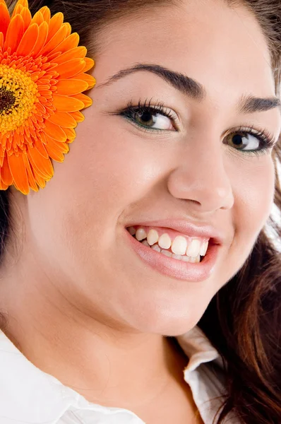 Close up of pretty model with flower — Stock Photo, Image