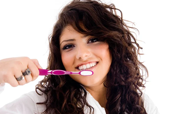 Jonge mooie vrouwelijke bedrijf tandenborstel — Stockfoto