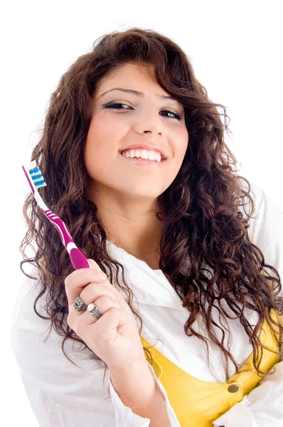 Молода красива жінка тримає зубну щітку — стокове фото