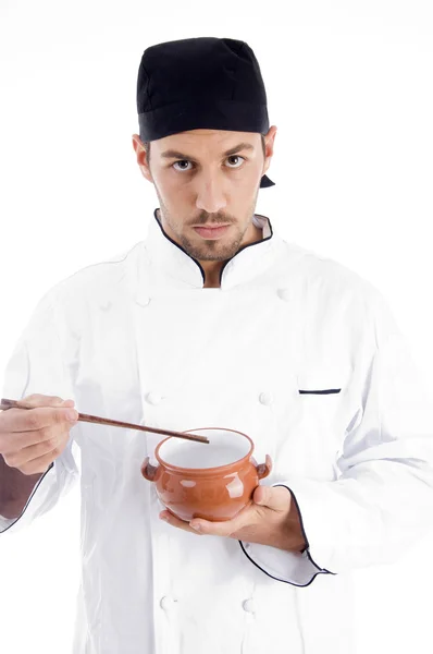 Mužský šéfkuchař prezentující čínské jídlo — Stock fotografie