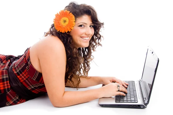 Hermosa mujer trabajando en el ordenador portátil — Foto de Stock