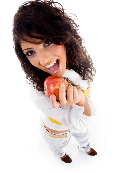 Красива молода жінка тримає червоне яблуко — стокове фото