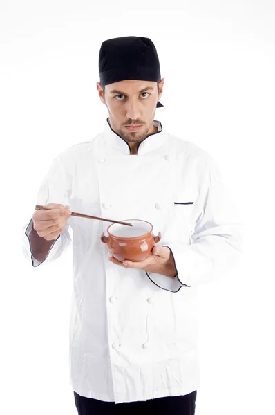 Mužský šéfkuchař prezentující čínské jídlo — Stock fotografie