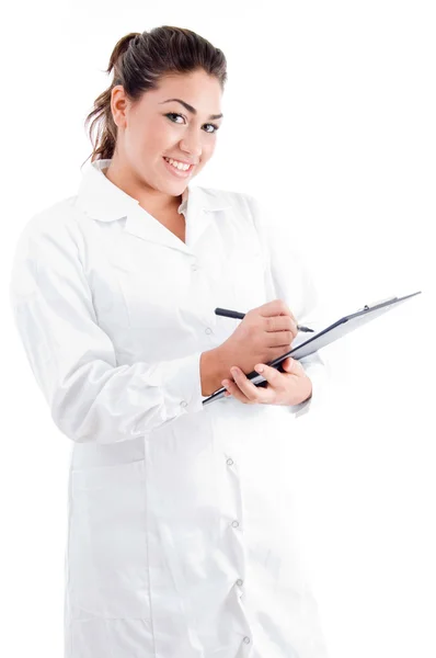 Ung kvinnlig läkare skriva på anteckningar — Stockfoto