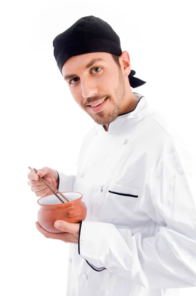 Mužský šéfkuchař drží misku a hůlky — Stock fotografie