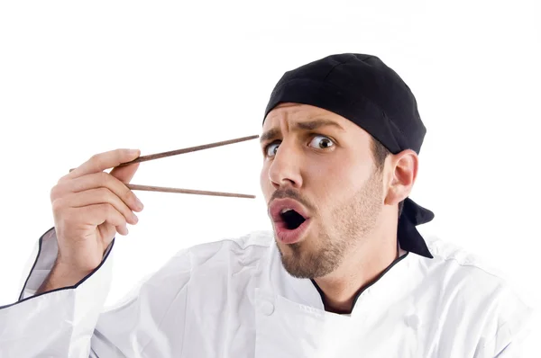 Joven chef sorprendido con palillos — Foto de Stock