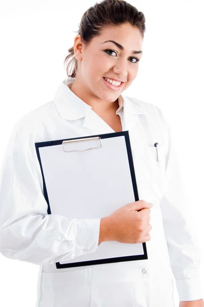 Joven médico sosteniendo almohadilla de escritura — Foto de Stock