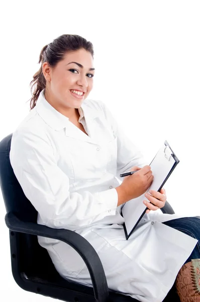 Doctora joven escribiendo prescripción — Foto de Stock