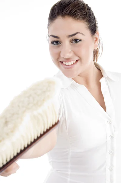 Улыбающаяся девушка держит чистящую щетку — стоковое фото