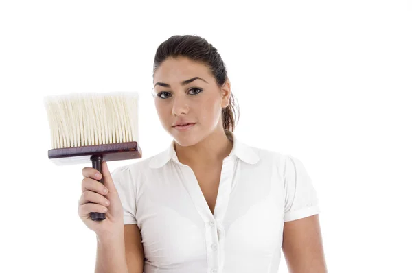 Limpiador femenino sosteniendo cepillo de polvo — Foto de Stock