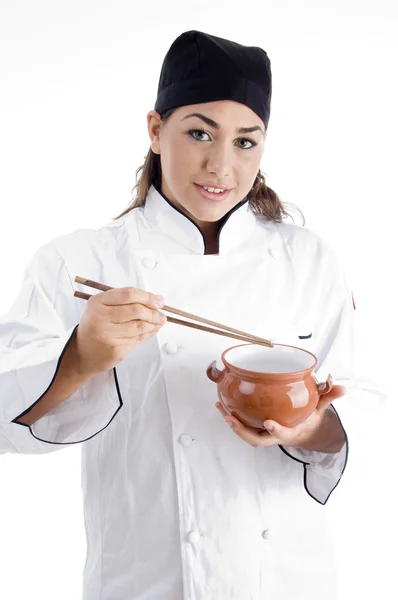 Женщина-шеф-повар позирует с палочкой для еды — стоковое фото