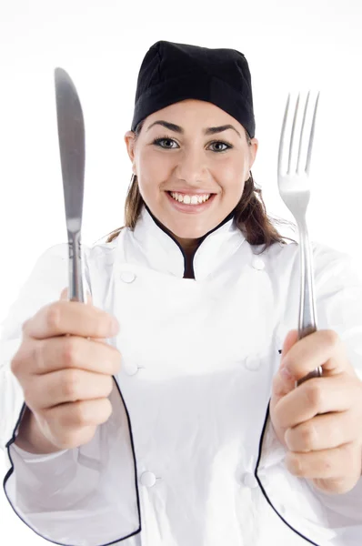 Młody kucharz kobiet posiadających metalowe sztućce — Zdjęcie stockowe