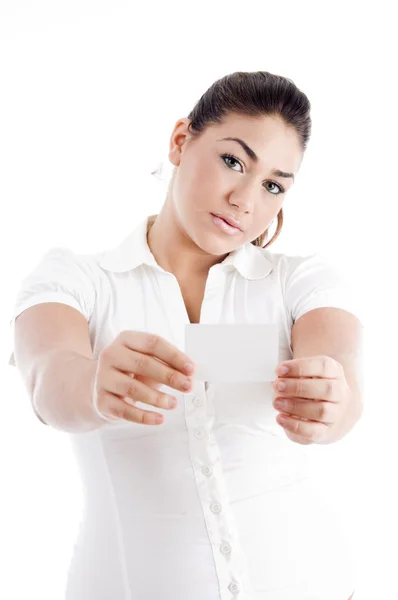 Retrato de fêmea mostrando cartão de visita — Fotografia de Stock