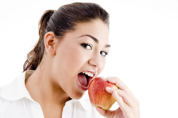 Amerikanska modellen äta ett äpple — Stockfoto