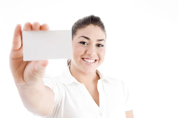 Mulher atraente mostrando cartão de visita — Fotografia de Stock