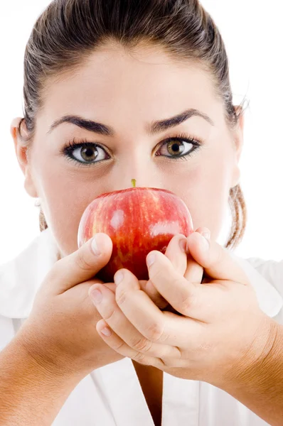 Młoda atrakcyjna kobieta trzyma jabłko — Zdjęcie stockowe