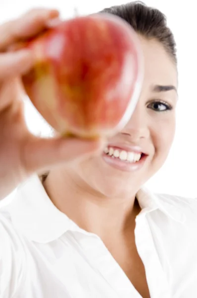 Ung attraktiv modell håller ett äpple — Stockfoto