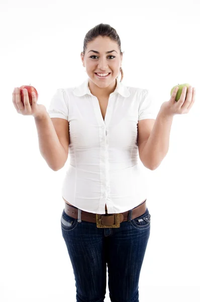 Jovem modelo atraente segurando maçãs — Fotografia de Stock