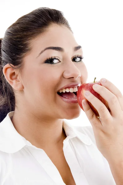 Primer plano de hembra joven comiendo una manzana — Foto de Stock