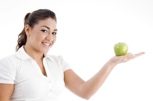 Genç beyaz bir elma ile poz — Stok fotoğraf