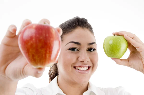 Modelo mostrando maçãs verdes e vermelhas — Fotografia de Stock