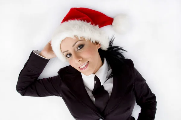 Samice právník pózuje s vánoční čepici — Stock fotografie
