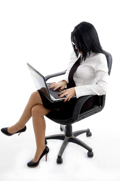Jovem chefe trabalhando no laptop — Fotografia de Stock