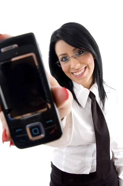 Молодая предпринимательница показывает мобильный телефон — стоковое фото
