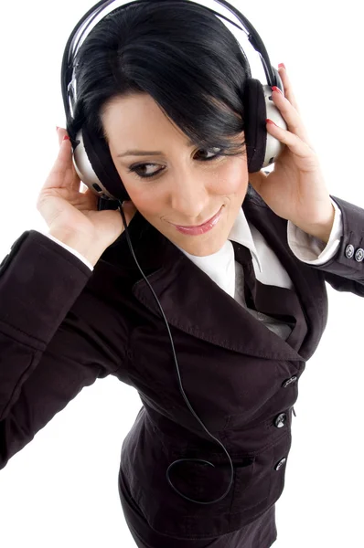 Femme d'affaires à l'écoute de la musique — Photo