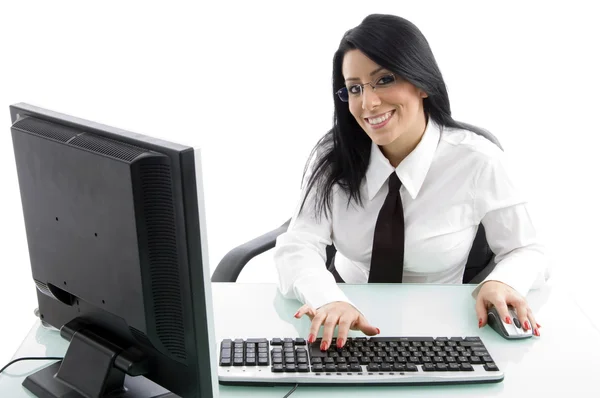 Businesslady werken op de computer — Stockfoto