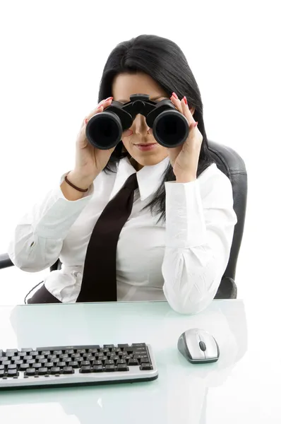 Gerente feminina olhando através binocular — Fotografia de Stock