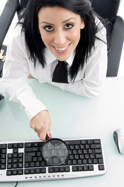 拡大鏡のキーボードを持つ女性 — ストック写真