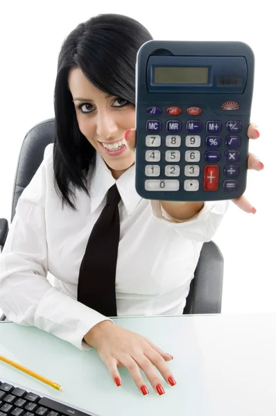 Жінка показує калькулятор на камеру — стокове фото