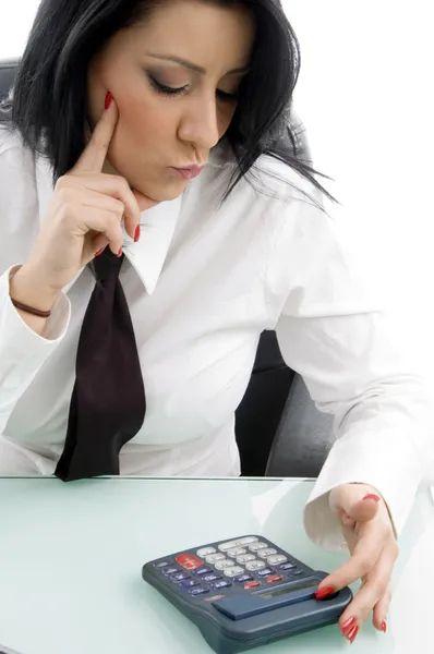 Vrouwelijke manager op zoek op de rekenmachine — Stockfoto