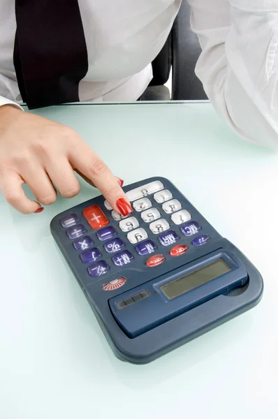 Bliska kobiece palca na kalkulator — Zdjęcie stockowe