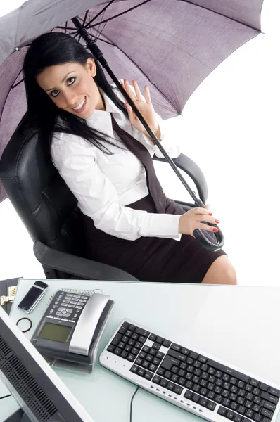 Νεαρή γυναίκα με ομπρέλα στο γραφείο — Φωτογραφία Αρχείου