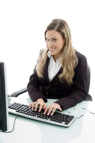 在计算机上工作的年轻女性 — 图库照片
