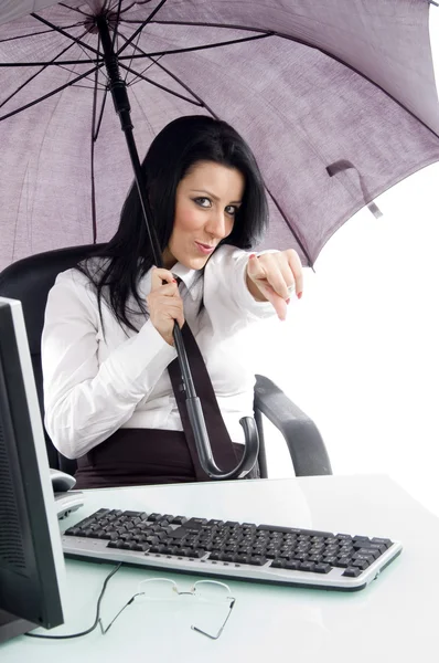 Mulher com guarda-chuva e computador — Fotografia de Stock