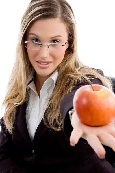 Jovem Mulher mostrando uma maçã — Fotografia de Stock