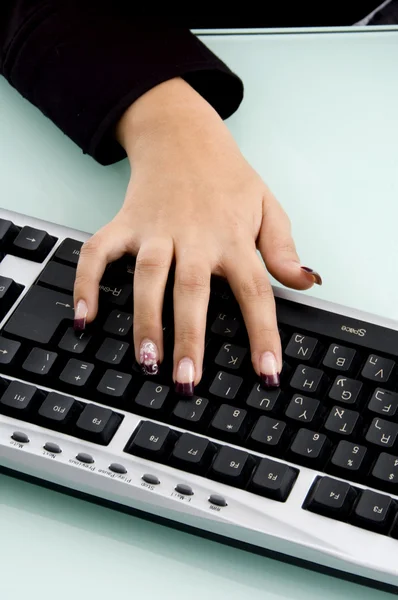 Vrouwelijke hand operationele toetsenbord — Stockfoto