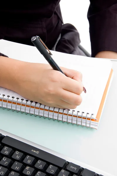 Mão feminina escrevendo em diário — Fotografia de Stock