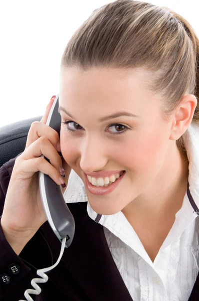 Ung kvinnlig chef upptagen på telefon — Stockfoto